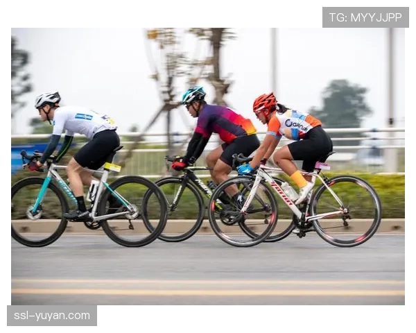 七彩云南格蘭芬多自行车节芒市站开赛，20国选手挑战116公里赛道